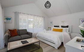 Spacious, Breezy Studio Apartment, Moments From Downtown And Beach